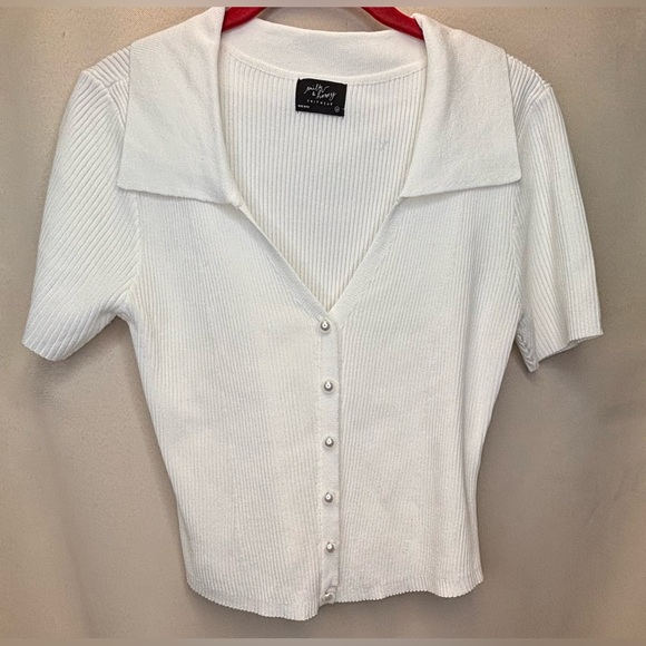 Milk & Honey White, ribbed, short-sleeve button-down top Size Medium - Picture 3 of 7